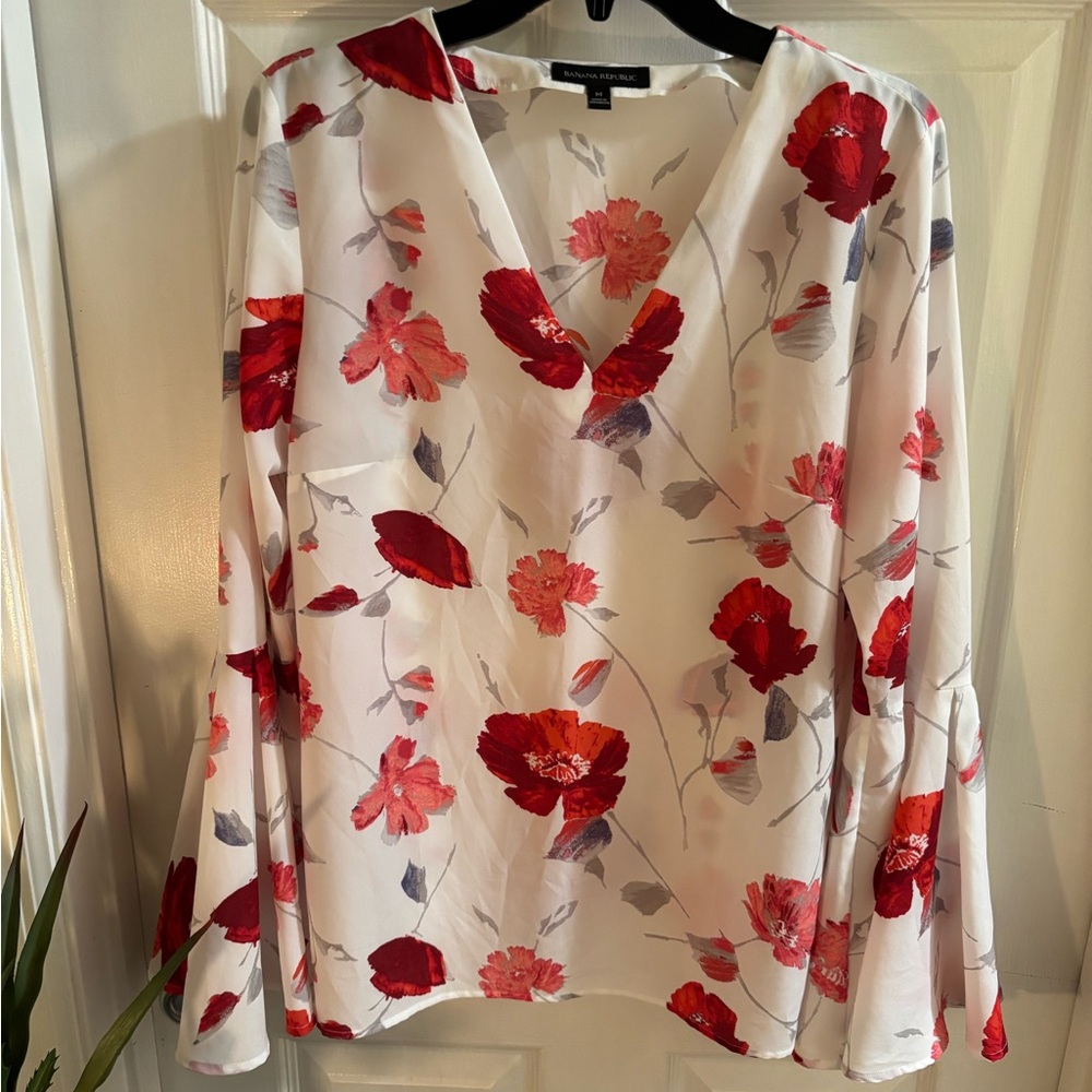 Banana Republic Women’s Boho White w/Red Floral Blouse w/Bell Sleeves, size M